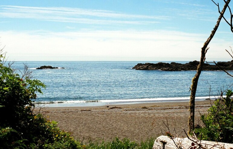 A shot from Wya Beach out onto the ocean with large rocks in the water on a sunny day.