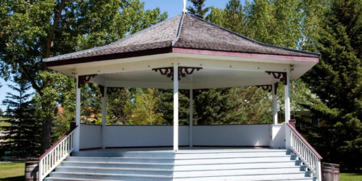 A picture of the Didsbury Bandstand in Calgary on a clear summer day.